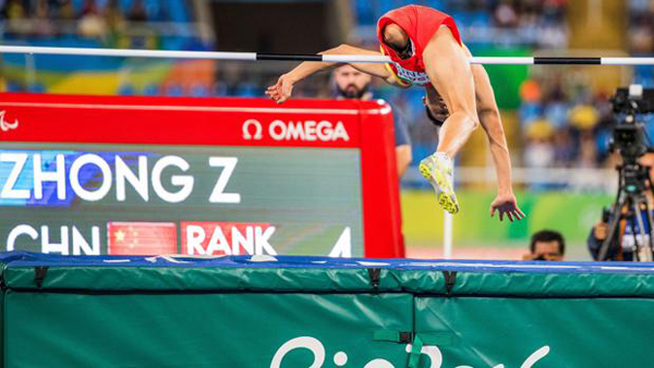 Un atleta chino discapacitado logra un increíble salto de altura