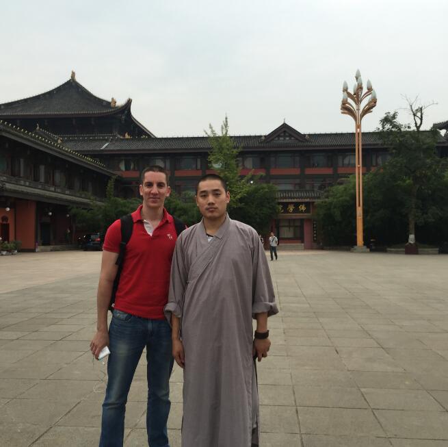 Periodistas extranjeros visitan el Templo Dafo de Emeishan