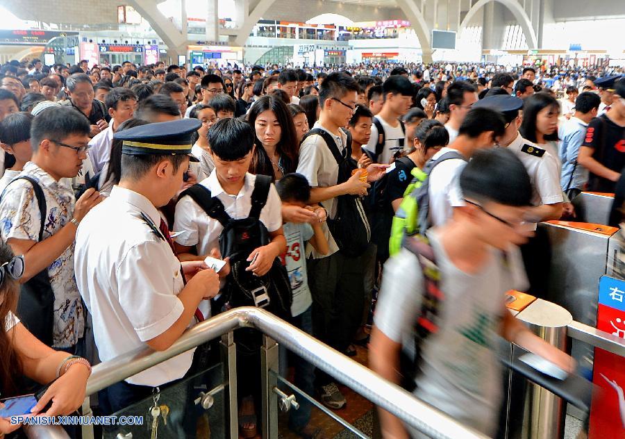 Chinos hacen más de 37 millones de viajes en tren durante Festival de Medio Oto?o