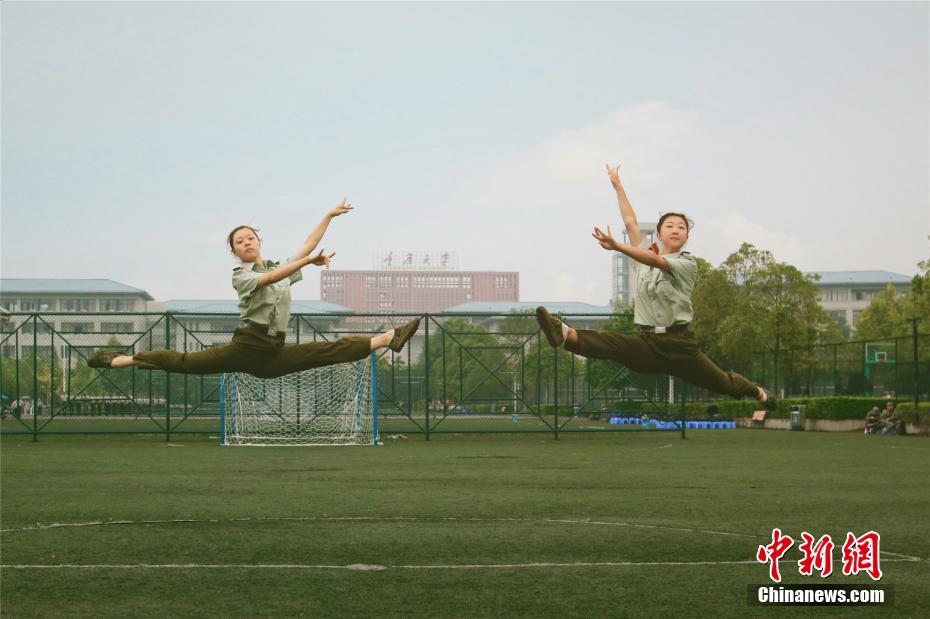 Las estudiantes de danzade la Universidad de Chongqing bailan en los descansos del entrenamiento militar