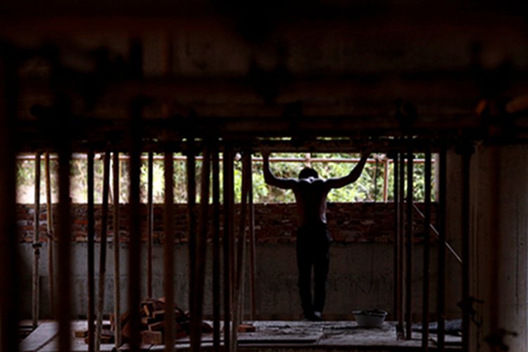 Trabajador de la construcción se convierte en celebridad de internet gracias a sus abdominales