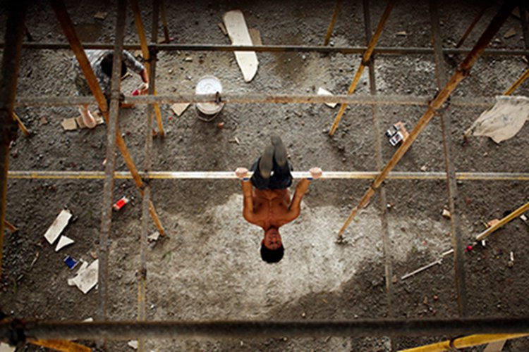 Trabajador de la construcción se convierte en celebridad de internet gracias a sus abdominales