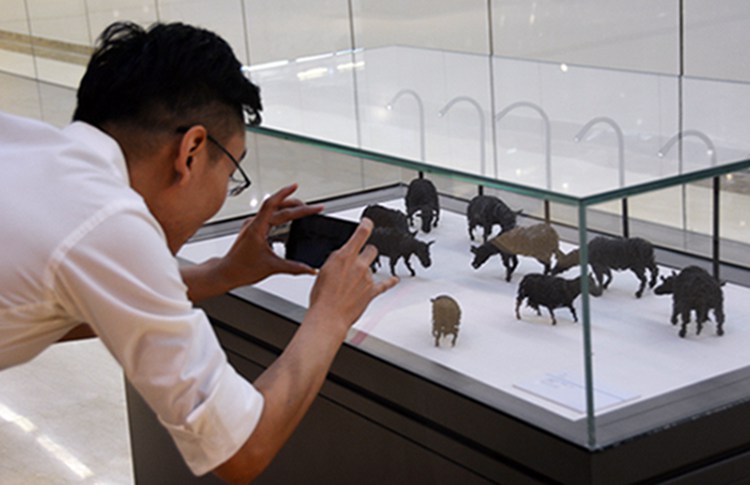 Presidente Tabaré Vázquez inaugura en Beijing exposición de arte contemporáneo 