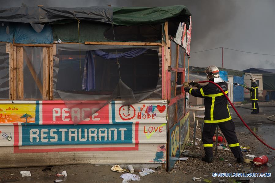 "Cumplida", operación para desalojar campamento de migrantes en Calais