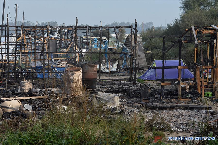 "Cumplida", operación para desalojar campamento de migrantes en Calais