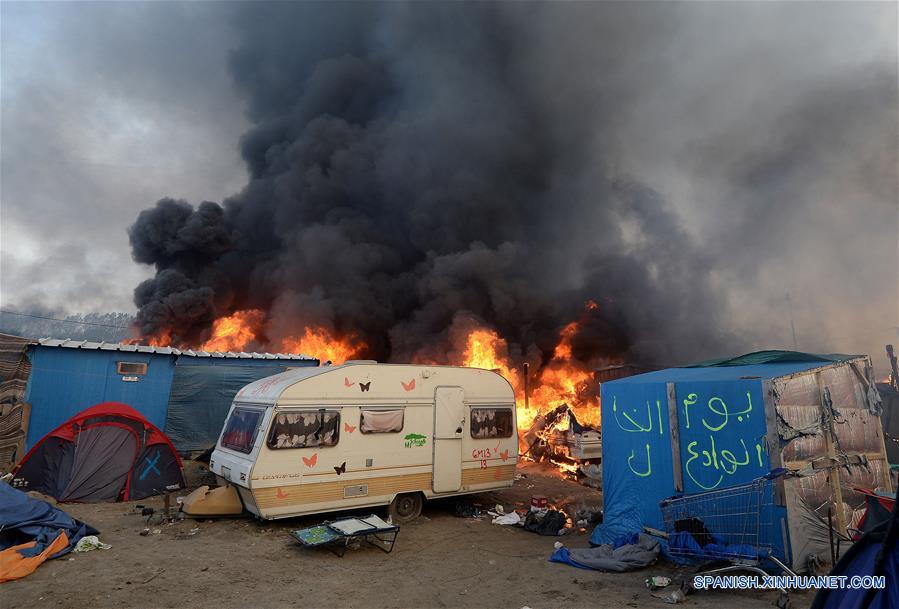 "Cumplida", operación para desalojar campamento de migrantes en Calais