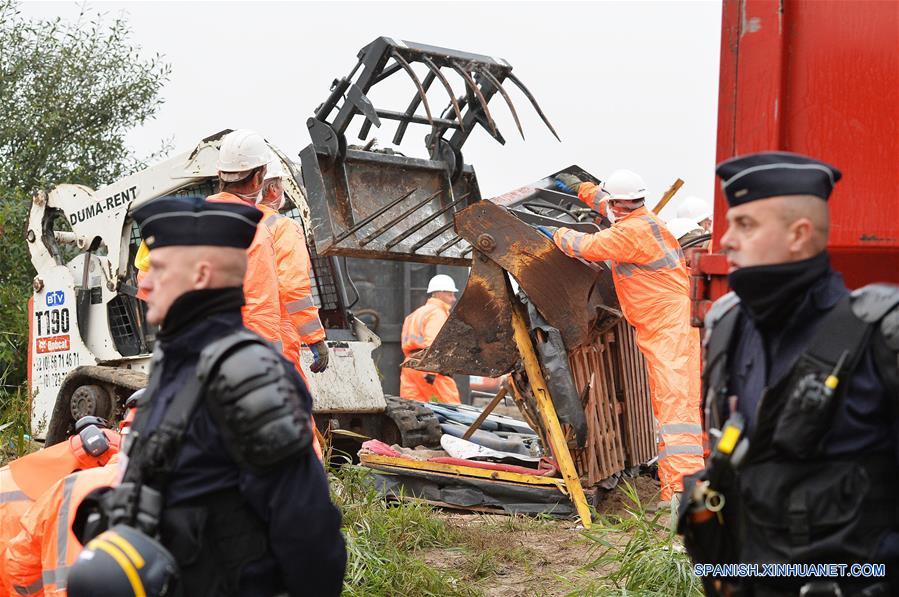 "Cumplida", operación para desalojar campamento de migrantes en Calais