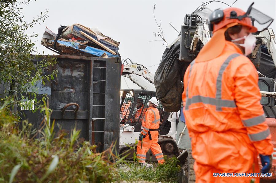 "Cumplida", operación para desalojar campamento de migrantes en Calais