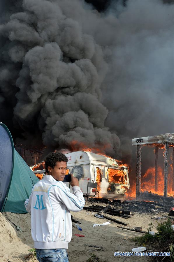 "Cumplida", operación para desalojar campamento de migrantes en Calais