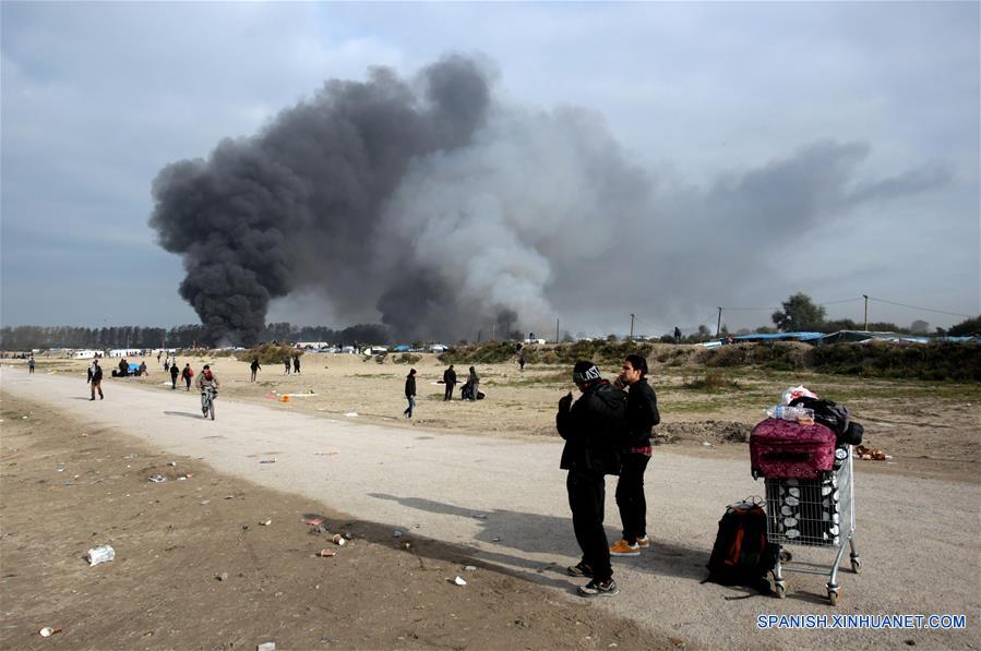 "Cumplida", operación para desalojar campamento de migrantes en Calais