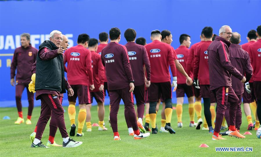 Lippi comienza los entrenamientos con la selección nacional de fútbol de China en Kunming