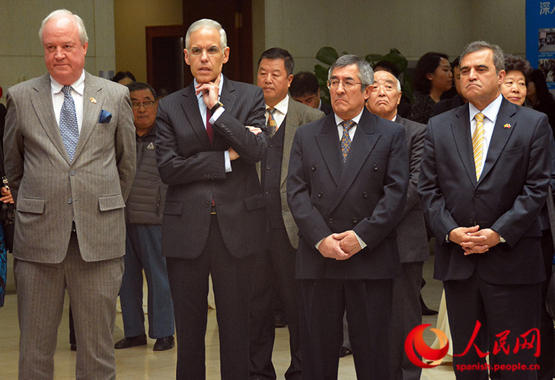 En la ceremonia de inauguración estuvieron presentes el Sr. Jorge Heine, embajador de Chile; Sr. Julián Ventura, embajador de México; Sr. Juan Carlos Capu?ay, embajador de Perú; Sr. Oscar Rueda, embajador de Colombia. (Foto: YAC)