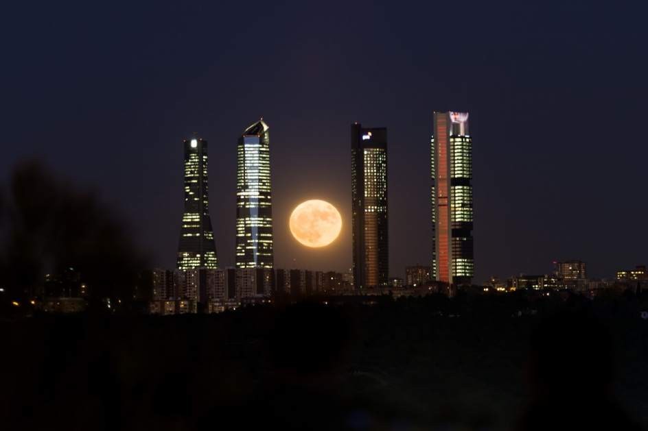 Una mujer muere al ser golpeada por un tren cuando fotografiaba la superluna