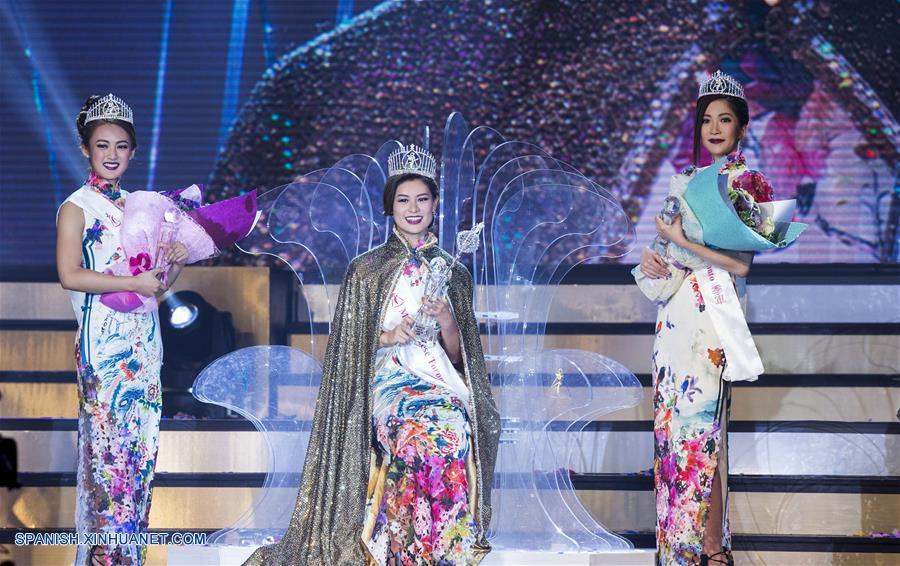 La ganadora del primer lugar, Gloria Li (c), la ganadora del segundo lugar, Cassandra Cheung (i) y la ganadora del tercer lugar, Victoria Wong (d) posan durante la ceremonia de premiación del concurso Miss China 2016 en Toronto, Canadá, el 18 de noviembre de 2016. La concursante Gloria Li, de 24 a?os de edad fue coronada como la Miss China 2016 de Toronto el viernes. (Xinhua/Zou Zheng)