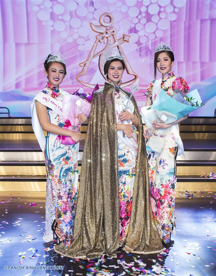  La ganadora del primer lugar, Gloria Li (c), la ganadora del segundo lugar, Cassandra Cheung (i) y la ganadora del tercer lugar, Victoria Wong (d) posan durante la ceremonia de premiación del concurso Miss China 2016 en Toronto, Canadá, el 18 de noviembre de 2016. La concursante Gloria Li, de 24 a?os de edad fue coronada como la Miss China 2016 de Toronto el viernes. (Xinhua/Zou Zheng)