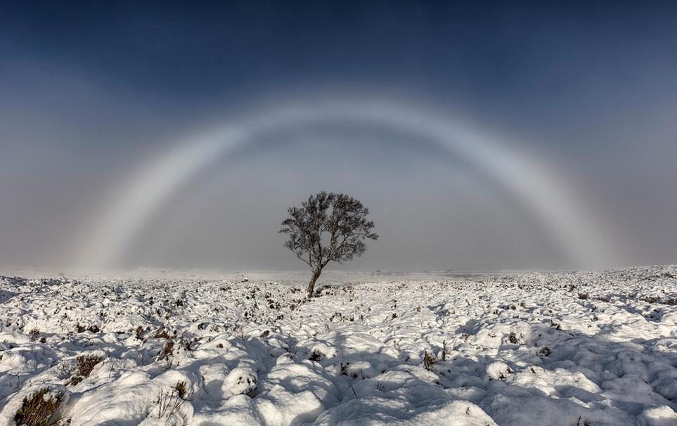 Una extra?a foto muestra un arcoiris blanco formado por la niebla