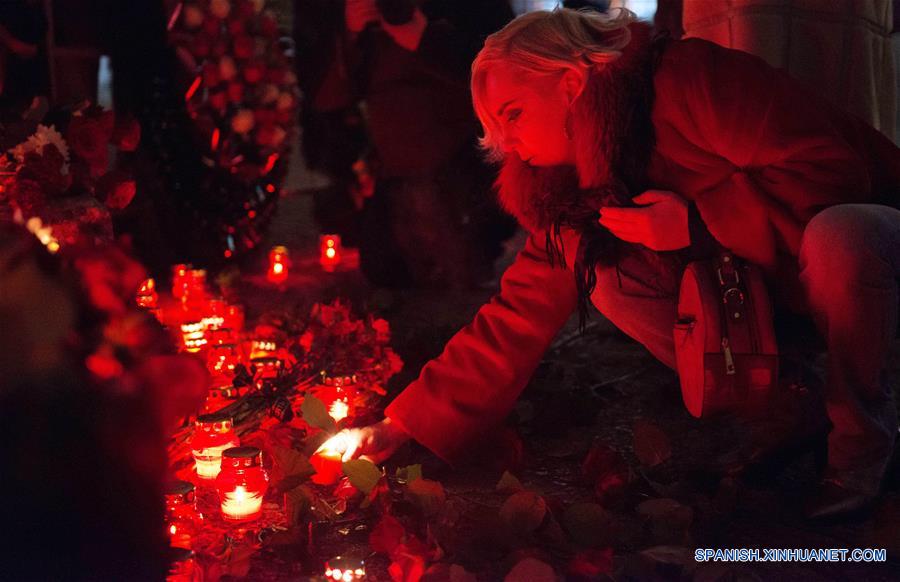 Una mujer coloca una veladora durante un homenaje a las víctimas del accidente de un avión militar ruso Tu-154 en el mar Negro, realizado en Sochi, Rusia, el 25 de diciembre de 2016. Los restos del avión militar ruso Tu-154 desaparecido han sido encontrados en el mar Negro, dijeron las autoridades del Ministerio de Defensa el domingo. El avión siniestrado, que se dirigía a la ciudad portuaria siria de Latakia con 91 personas a bordo, desapareció de las pantallas de radar poco después de despegar de la ciudad rusa de Sochi, según los informes preliminares. (Xinhua/Lebedev Artur/TASS/ZUMAPRESS)