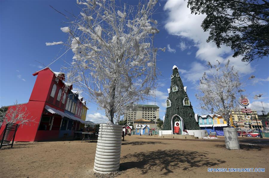 La Villa Navide?a 2016 instalada en el boulevard Juan Pablo II en Tegucigalpa