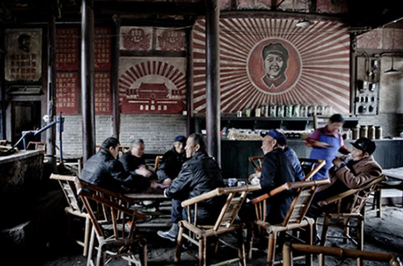 Centenaria casa de té donde se aprecian retratos de Mao Zedong. Chengdu, provincia de Sichuan.[Foto: IC]