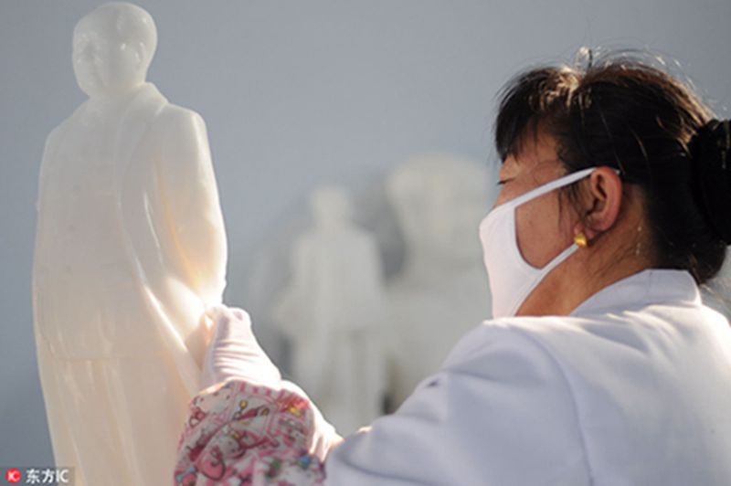 Una escultora talla una estatua de Mao Zedong en Binzhou, provincia de Shandong. [Foto: IC]