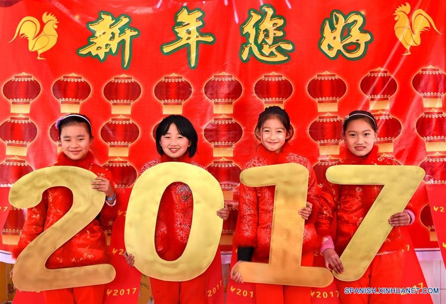  Imagen del 29 de diciembre de 2016 de alumnas posando para saludar el próximo A?o Nuevo, en el condado de Yiyuan, provincia de Shandong, en el este de China. (Xinhua/Zhao Dongshan)