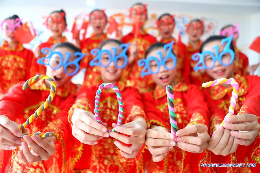 Estudiantes sostienen figuras de arcilla con la forma del "2017" para saludar el próximo A?o Nuevo, en la ciudad de Qingdao, provincia de Shandong, en el este de China, el 31 de diciembre de 2016. (Xinhua/Liang Xiaopeng)