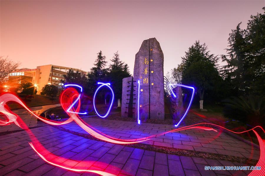 Imagen del 30 de diciembre de 2016 de una vista del signo del 2017 iluminado para saludar el próximo A?o Nuevo, en la Universidad del Sur de China, en la ciudad de Hengyang, provincia de Hunan, en el centro de China. (Xinhua/Chen Tao)