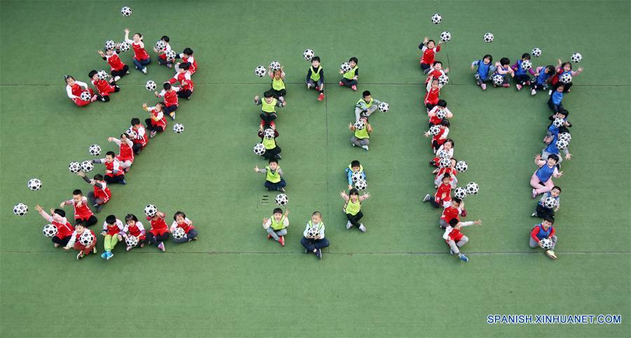 Imagen del 30 de diciembre de 2016 de ni?os sentándose para formar la figura del "2017" para saludar el próximo A?o Nuevo, en un jardín de ni?os en la ciudad de Quanzhou, provincia de Fujian, en el sureste de China. (Xinhua/Zhang Jiuqiang)