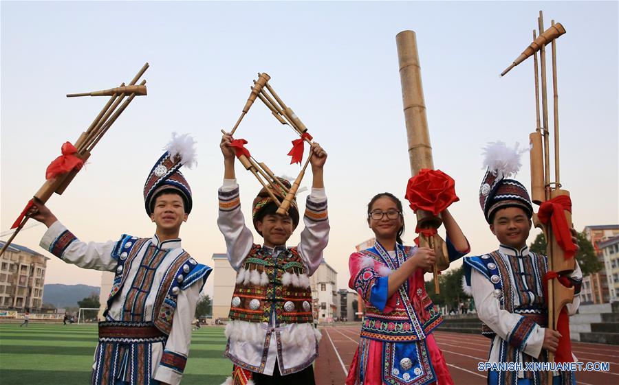 Imagen del 30 de diciembre de 2016 de estudiantes sosteniendo instrumentos musicales con la forma del "2017" para saludar el próximo A?o Nuevo, en el condado autónomo Miao de Rongshui, en la Región Autónoma Zhuang de Guangxi, en el sur de China. (Xinhua/Long Tao)