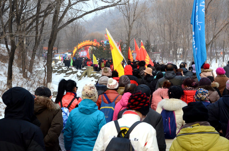 Pueblo en Línea convoca una excursión de 100 mil internautas en 40 ciudades para celebrar el A?o Nuevo y su XX aniversario------la ciudad de Fushun,en la provincia de Liaoning