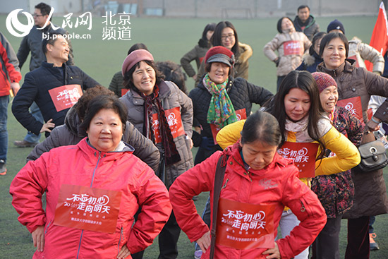 Pueblo en Línea convoca una excursión de 100 mil internautas en 40 ciudades para celebrar el A?o Nuevo y su XX aniversario------la Universidad de Beijing, Beijing