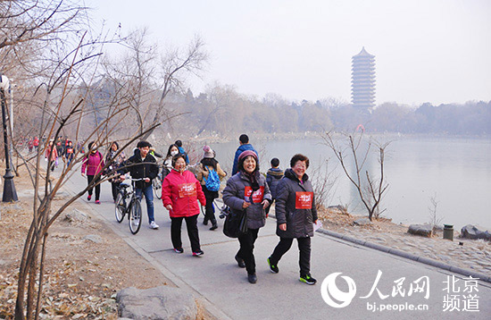 Pueblo en Línea convoca una excursión de 100 mil internautas en 40 ciudades para celebrar el A?o Nuevo y su XX aniversario------la Universidad de Beijing, Beijing