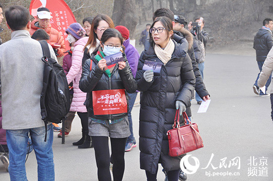 Pueblo en Línea convoca una excursión de 100 mil internautas en 40 ciudades para celebrar el A?o Nuevo y su XX aniversario------la Universidad de Beijing, Beijing