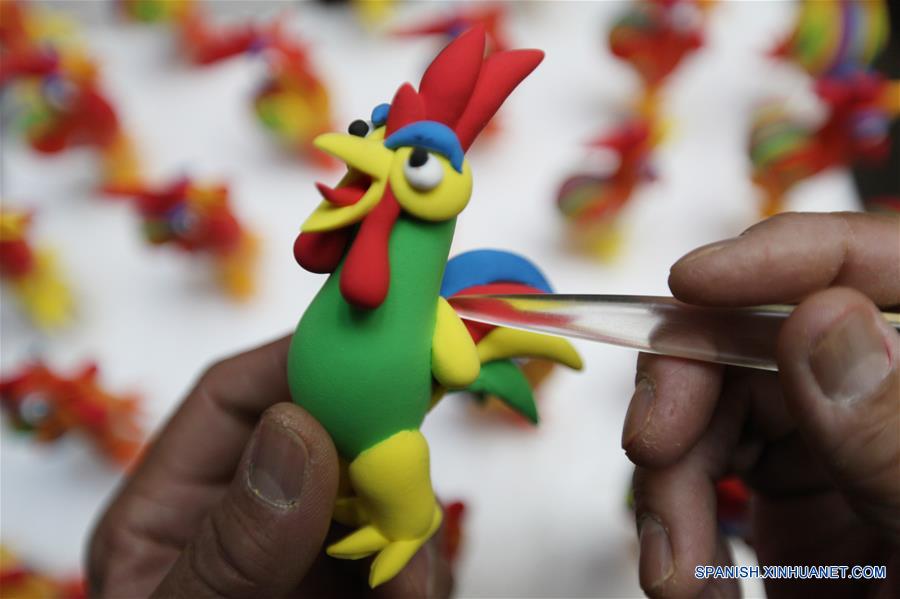 Artista tradicional Kan Zongqin elabora figuras de modelado con forma de gallos