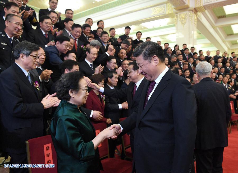 Físico y farmacóloga ganan máximo premio científico de China