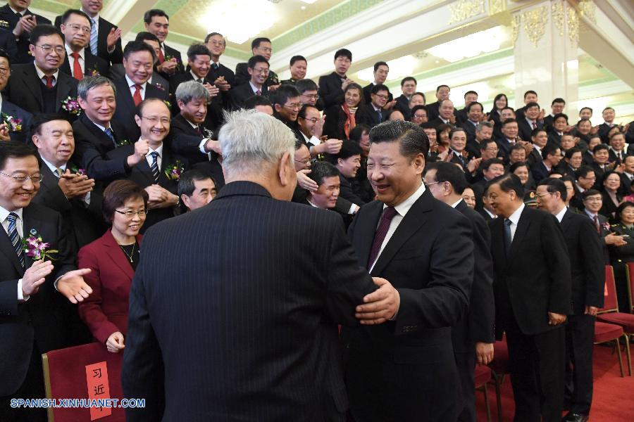 Físico y farmacóloga ganan máximo premio científico de China