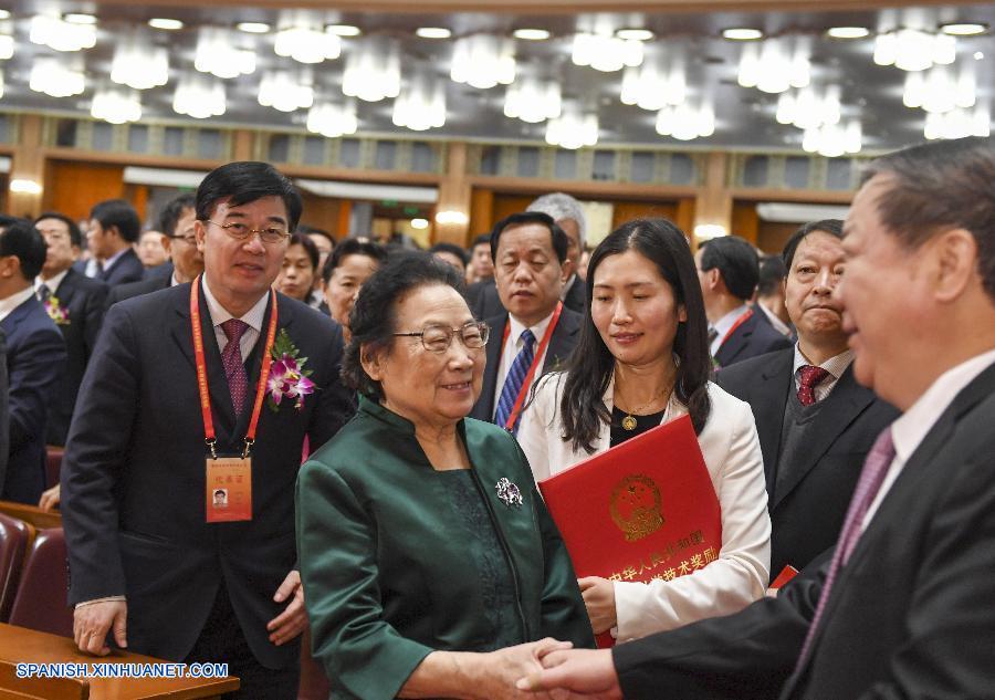 Físico y farmacóloga ganan máximo premio científico de China