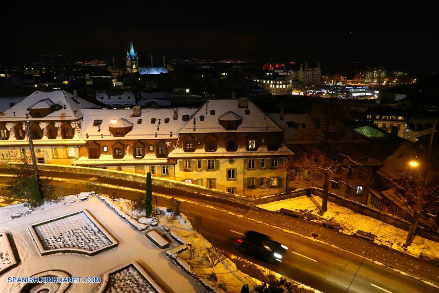 Suiza: Vista nocturna del paisaje de Lausana