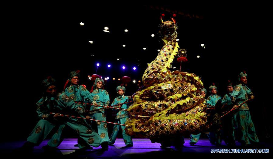 Artistas interprentan ópera Wuju para celebrar A?o Nuevo Lunar chino en Amán