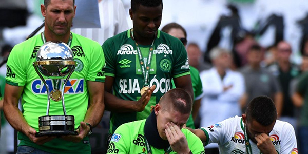 Los tres supervivientes del Chapecoense levantan su Copa