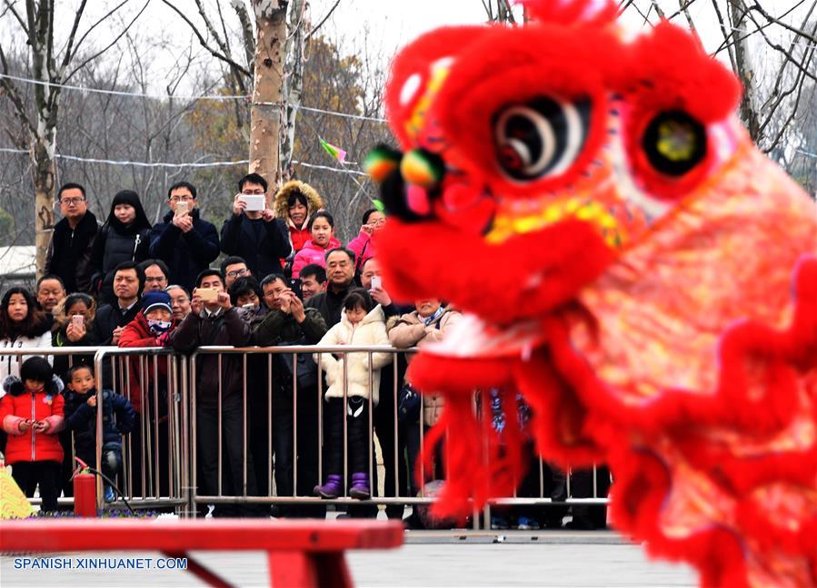 Hubei: Concurso de danzas de dragón y de león en Wuhan