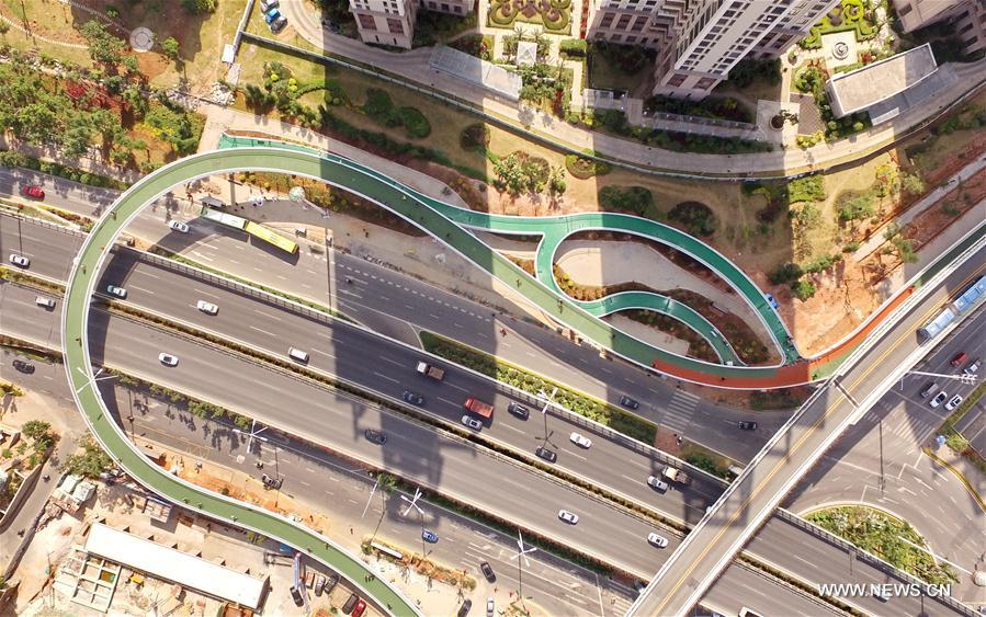 El primer carril elevado para bicicletas de China inicia pruebas con ciclistas