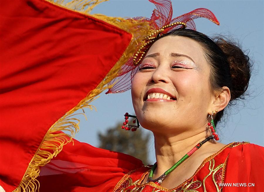 Varios artistas realizan demostración de Shehuo en una feria de templo en Henan