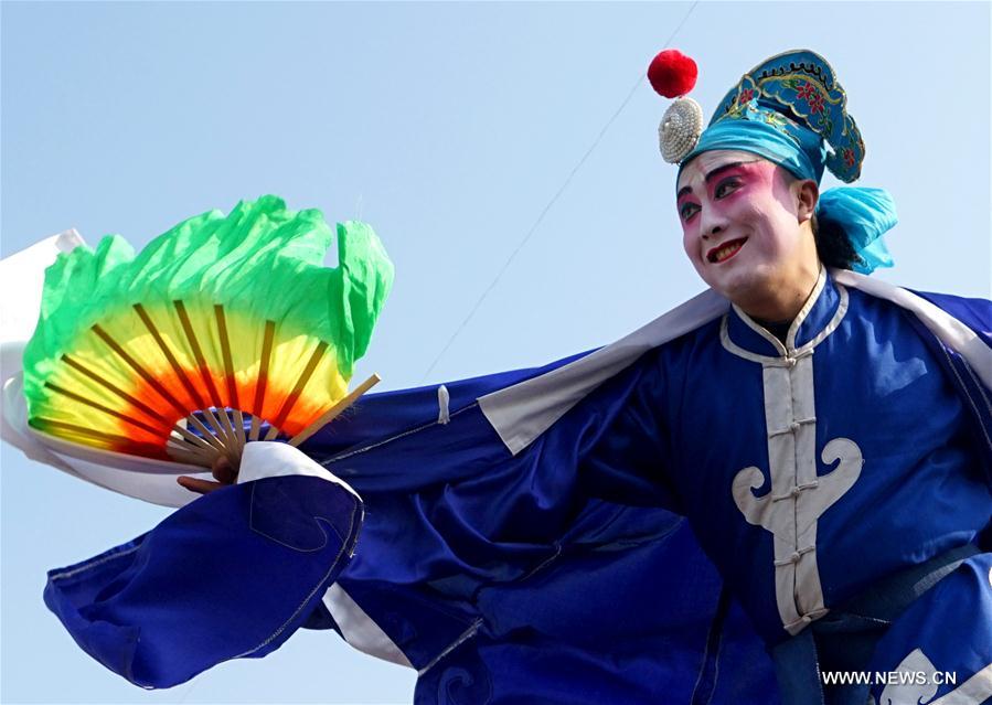 Varios artistas realizan demostración de Shehuo en una feria de templo en Henan