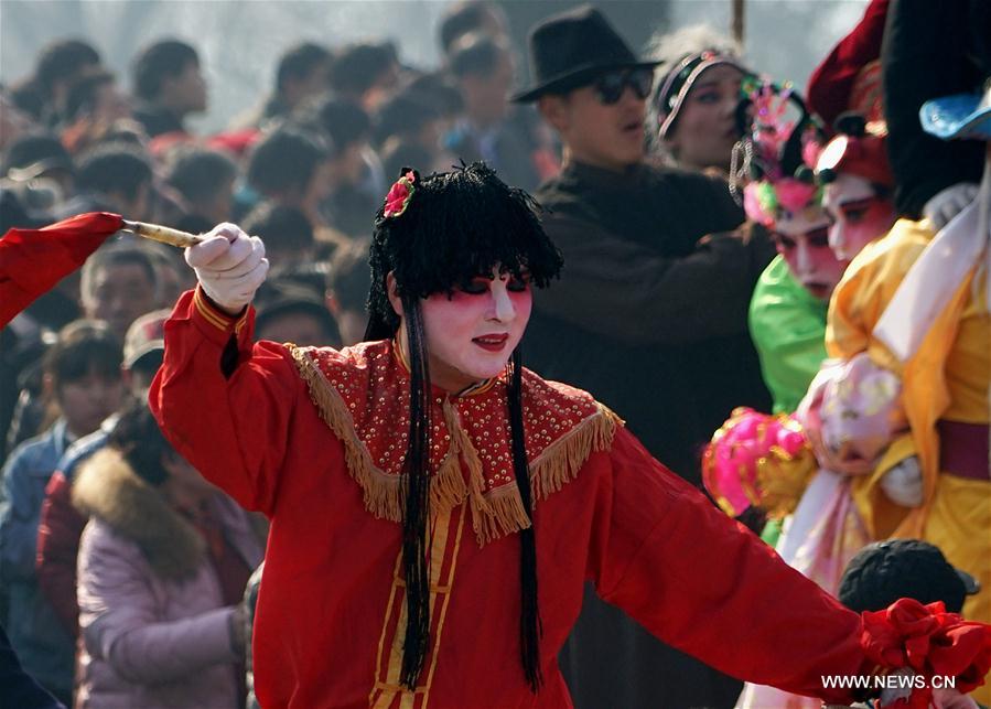 Varios artistas realizan demostración de Shehuo en una feria de templo en Henan