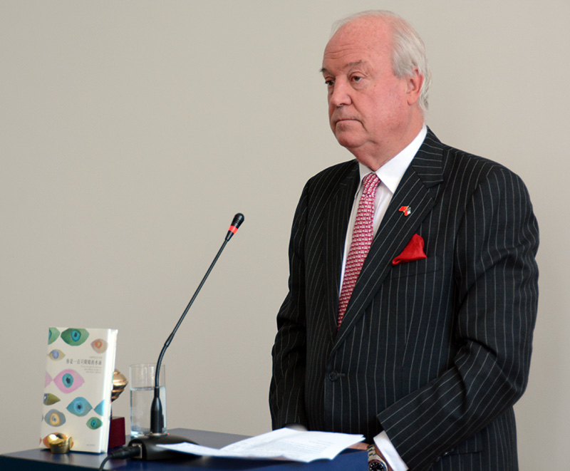 Jorge Heine, embajador de Chile en China, interviene durante la presentación oficial en Beijing de la antología “Tú eres un agua de cien ojos” de Gabriela Mistral. 