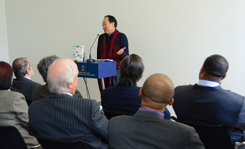 La traducción al idioma chino estuvo a cargo del Dr. Zhao Zhenjian, catedrático y director del Centro de Estudios Hispánicos de la Universidad de Pekín. (Foto: YAC)