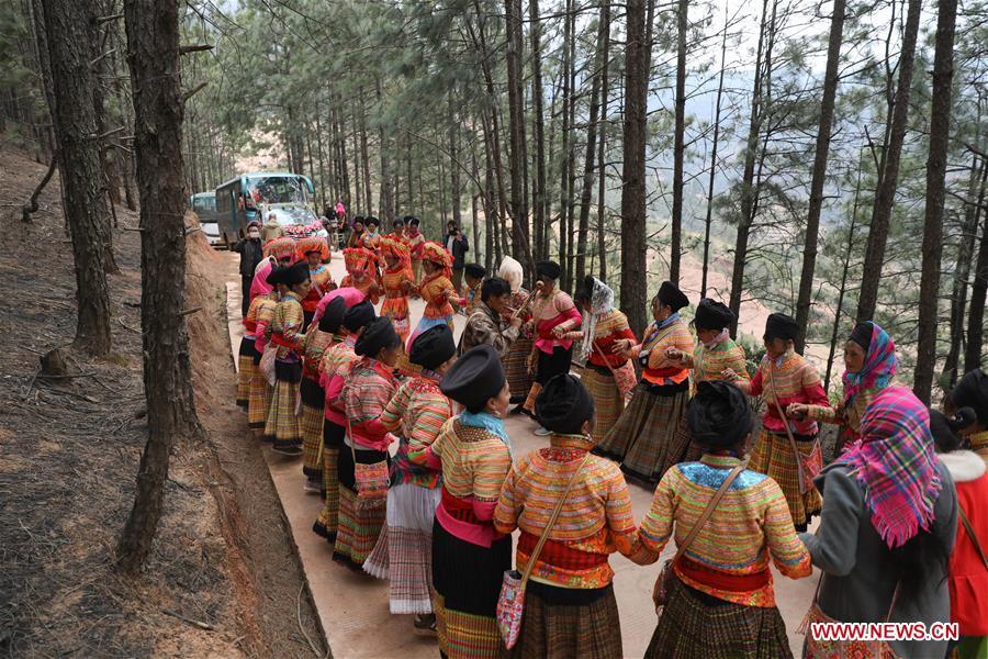 Ceremonia tradicional del grupo étnico Lisu en Sichuan