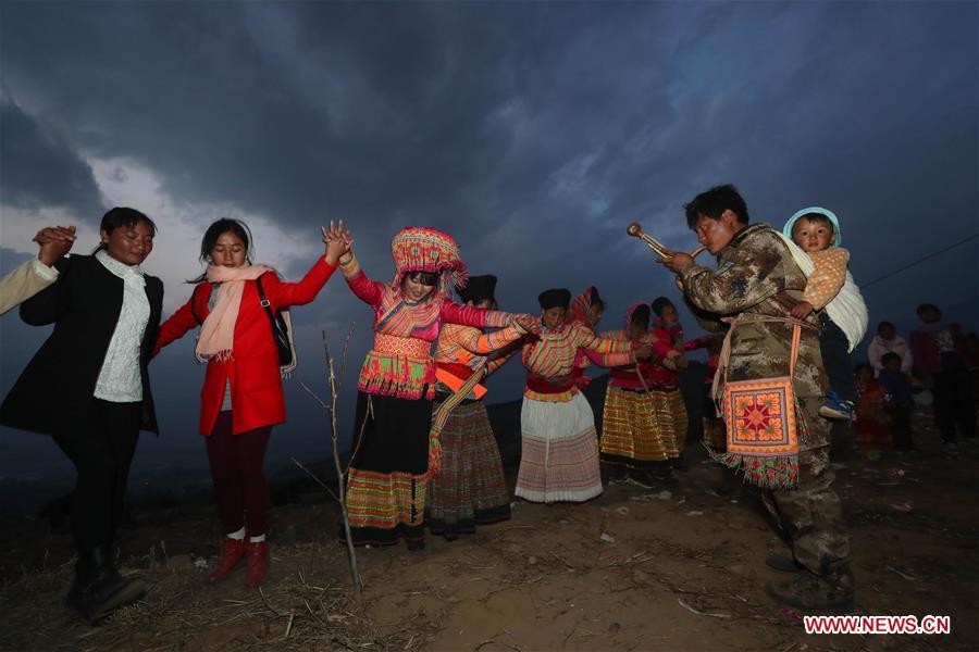 Ceremonia tradicional del grupo étnico Lisu en Sichuan