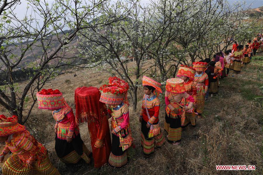 Ceremonia tradicional del grupo étnico Lisu en Sichuan